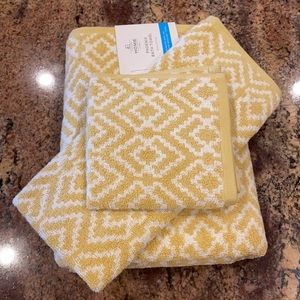 12-pc Set Bath Towels / Linens by JCPenney, Design “Phoenix” Collection, NWTags